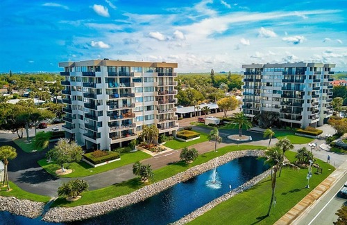Siesta Key Condo | AMAZING VIEWS of Siesta Key Beach and Gulf. 5th floor corner unit 2br/2ba