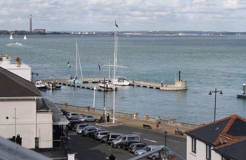 Cowes Apartment | Amazing views of the Solent, situated in the heart of Cowes Old Town.