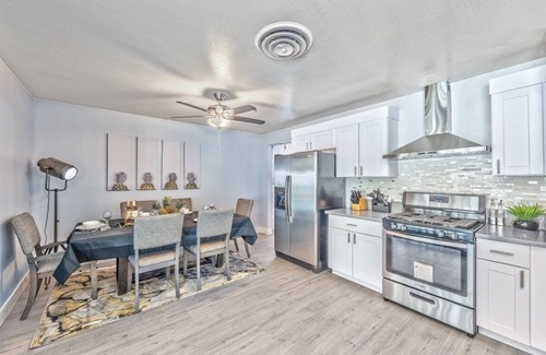 Las Vegas House | Amazing Villa 5min to strip 5 miles to Convention center large pool!