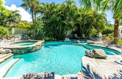 Longbeach Village House | Amazing Village Cottage! Walk to Whitney Beach!