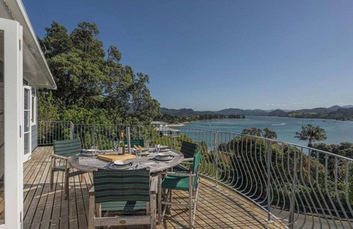 Tairua Cottage | Amazing Water Views from the Harbour Masters Cottage! 2 mins walk to the beach