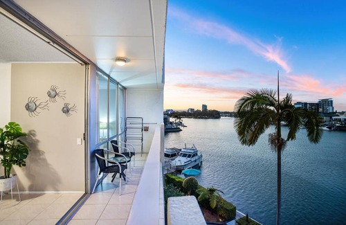 Surfers Paradise Apartment | Amazing Water Views Surfers Paradise