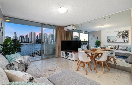 Surfers Paradise Apartment | Amazing Water Views Surfers Paradise