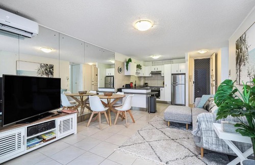 Surfers Paradise Apartment | Amazing Water Views Surfers Paradise