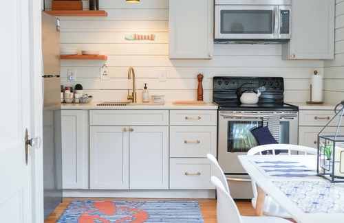 West End Apartment | Amazing West End apartment walkable to downtown and the waterfront.