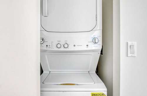 Wicker Park Apartment | Amazing Wicker Park 2BR w/ W/D, 2 blocks to Blue Line, by Blueground