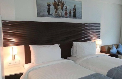 Gandhidham Hotel | Ambar Sarovar Portico