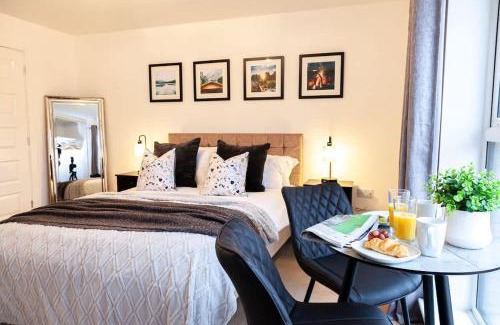 Stoke-on-Trent House | Ambassador House by Truestays - Luxury 4 Bedroom House in Stoke-on-Trent
