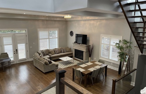 Pickering House | Ambassador style Smart home 5 min walk to beach