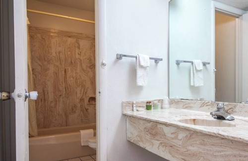 Perry Hotel | American Best Inn By OYO I-35 Perry near Lake McMurtry