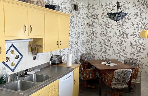 McGregor Cabin | American House 1854- Pocket City Penthouse, 2 Bedrooms, Full Kitchen & Dining