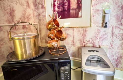 McGregor Apartment | American House 1854- Stagecoach Stop Suite, 2 Bedrooms, Kitchenette, Sleeps 6