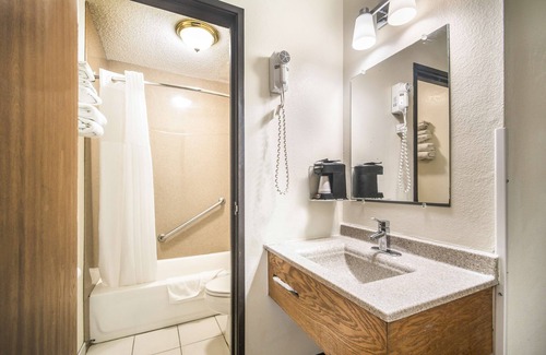 Harrisonville Hotel | Americas Best Value Inn & Suites Harrisonville