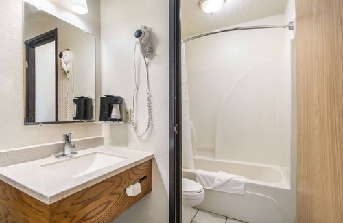 Harrisonville Hotel | Americas Best Value Inn & Suites Harrisonville
