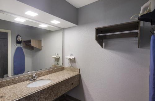 Buda Hotel | Americas Best Value Inn Buda