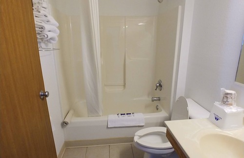 Charlotte Hotel | Americas Best Value Inn Charlotte, MI