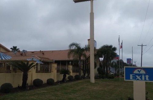 Alvin Hotel | Americas Best Value Inn & Suites-Alvin/Houston