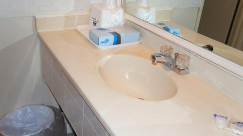 South Kansas City Hotel | Americas Best Value Inn & Suites Kansas City
