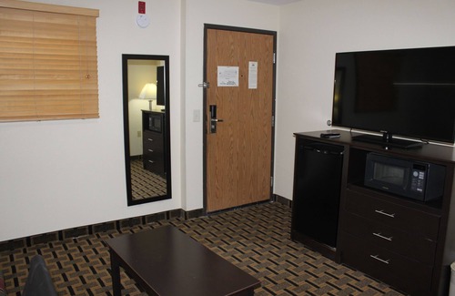 West Burlington Hotel | AmericInn by Wyndham West Burlington