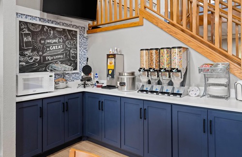 Dickinson Hotel | AmericInn by Wyndham Dickinson