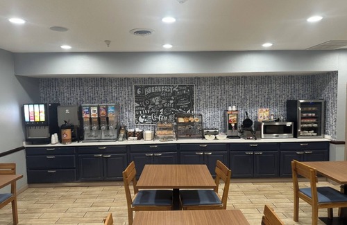 Galesburg Hotel | AmericInn by Wyndham Galesburg