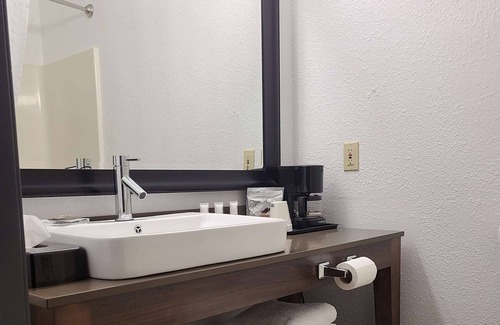 Galesburg Hotel | AmericInn by Wyndham Galesburg