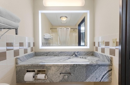 Bellevue Hotel | AmericInn by Wyndham Green Bay East