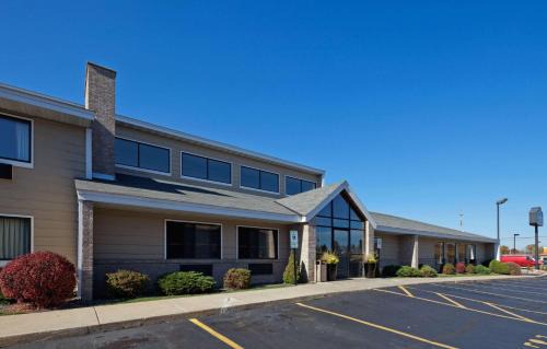 Hartford Hotel | AmericInn by Wyndham Hartford WI