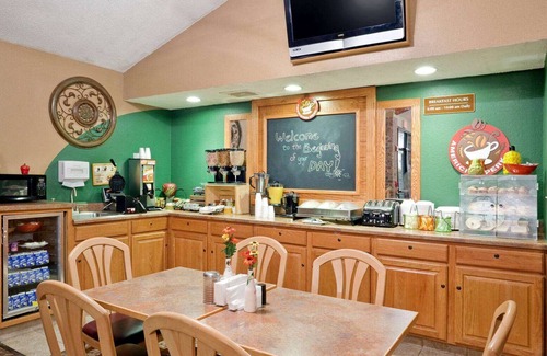 Madison Hotel | AmericInn by Wyndham Madison SD
