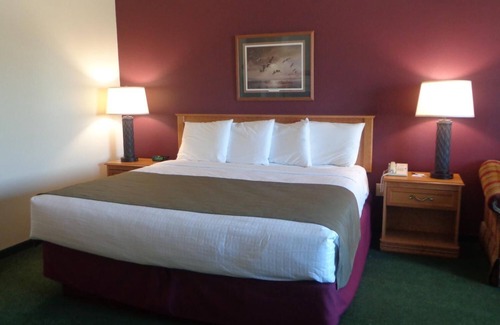 Madison Hotel | AmericInn by Wyndham Madison SD
