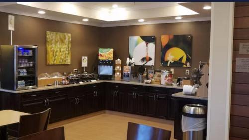 Quad Cities Hotel | AmericInn by Wyndham Moline Airport/Quad Cities