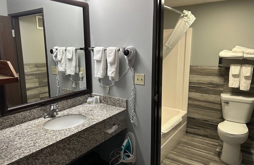 Ottumwa Hotel | AmericInn by Wyndham Ottumwa