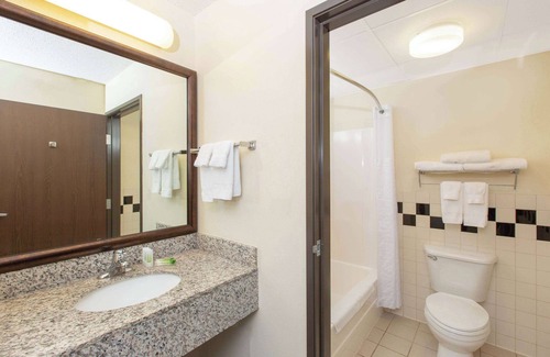 Ottumwa Hotel | AmericInn by Wyndham Ottumwa