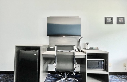 Quincy Hotel | AmericInn by Wyndham Quincy