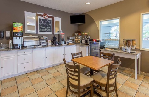 Streator Hotel | AmericInn by Wyndham Streator