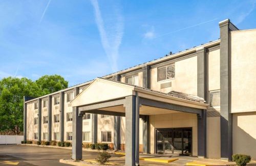 Woodstock Hotel | AmericInn by Wyndham Woodstock IL