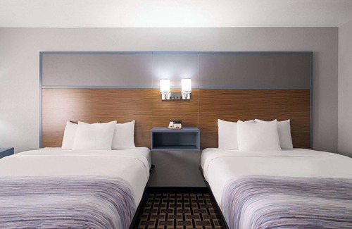 Woodstock Hotel | AmericInn by Wyndham Woodstock IL
