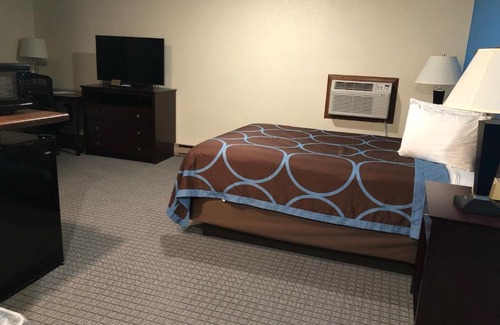 Eau Claire Hotel | Amerivu Inn & Suites