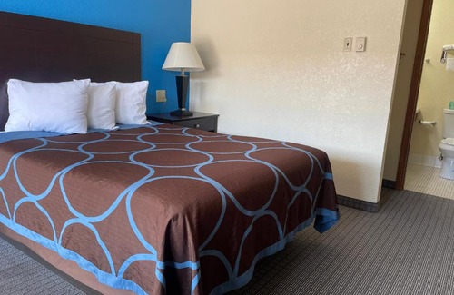 Eau Claire Hotel | Amerivu Inn & Suites