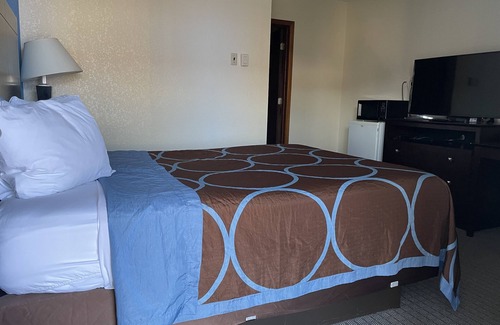Eau Claire Hotel | AmeriVu Inn & Suites