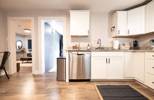 Ames House | Ames Escape - Downtown | Firepit | Fiber WiFi