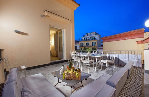 Sorrento City Centre Apartment | AMORE RENTALS - Apartment Terrazza Tasso with Private Garden, External Private Hot Tub in Piazza Tasso