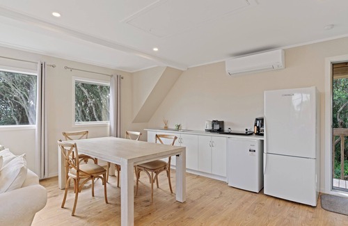 Gulf Harbour Cottage | Amour de la mer - Army Bay Studio Apartment