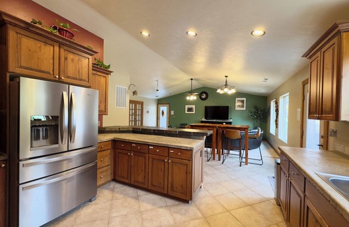 Zion National Park South Entrance Apartment | AMZG Views, Walkable, Clean & Spacious 3 bdrm w/PATIO, right downtown! Sleeps 8