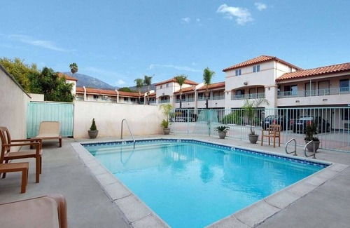 Monrovia House | An affordable hotel near City of Hope medical center!