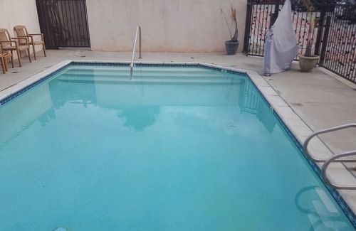 Monrovia House | An affordable hotel near City of Hope medical center!