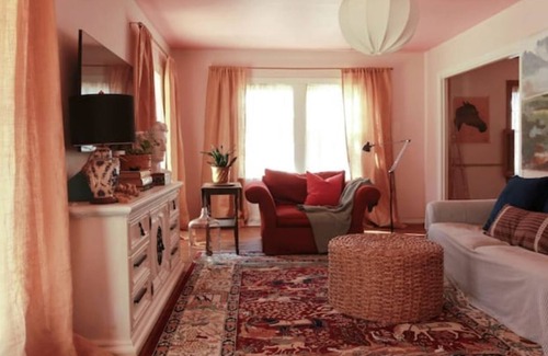 Denton House | An artist’s home near downtown square & colleges