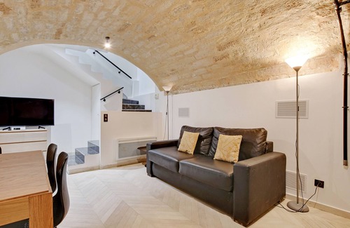 Saint-Germain-l'Auxerrois Apartment | An Atypical 1-BR in Place Vendôme/Tuileries