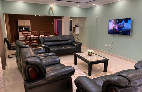 Gweru House | An elegant destination located in a quiet neighborhood