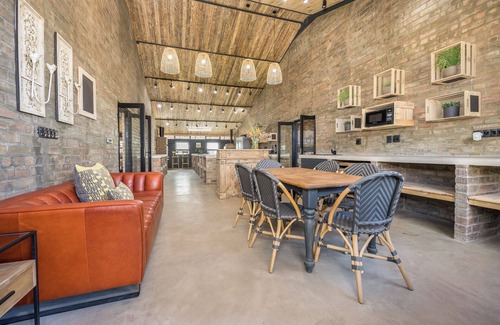 Stellenbosch Apartment | An exquisite, spacious 2-bedroom apartment in the heart of the Winelands.